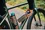 Fidlock Fidguard Anti-Bacterial Bottle 600 ml + Bike Base Magnetisk flaskhållare och vattenflaska Smoke Grön från TCMcykel.se Artikel nr: 28224